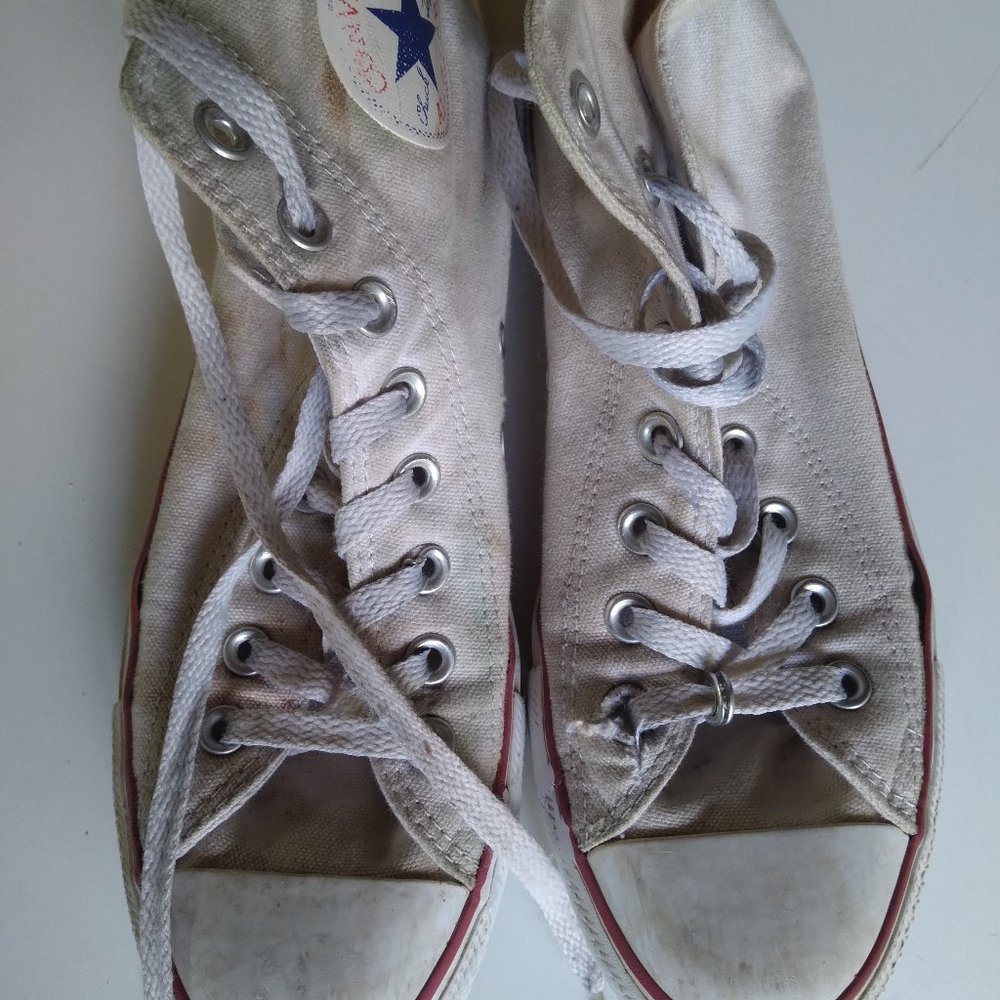 Converse tennis shoe size 8.5 M women